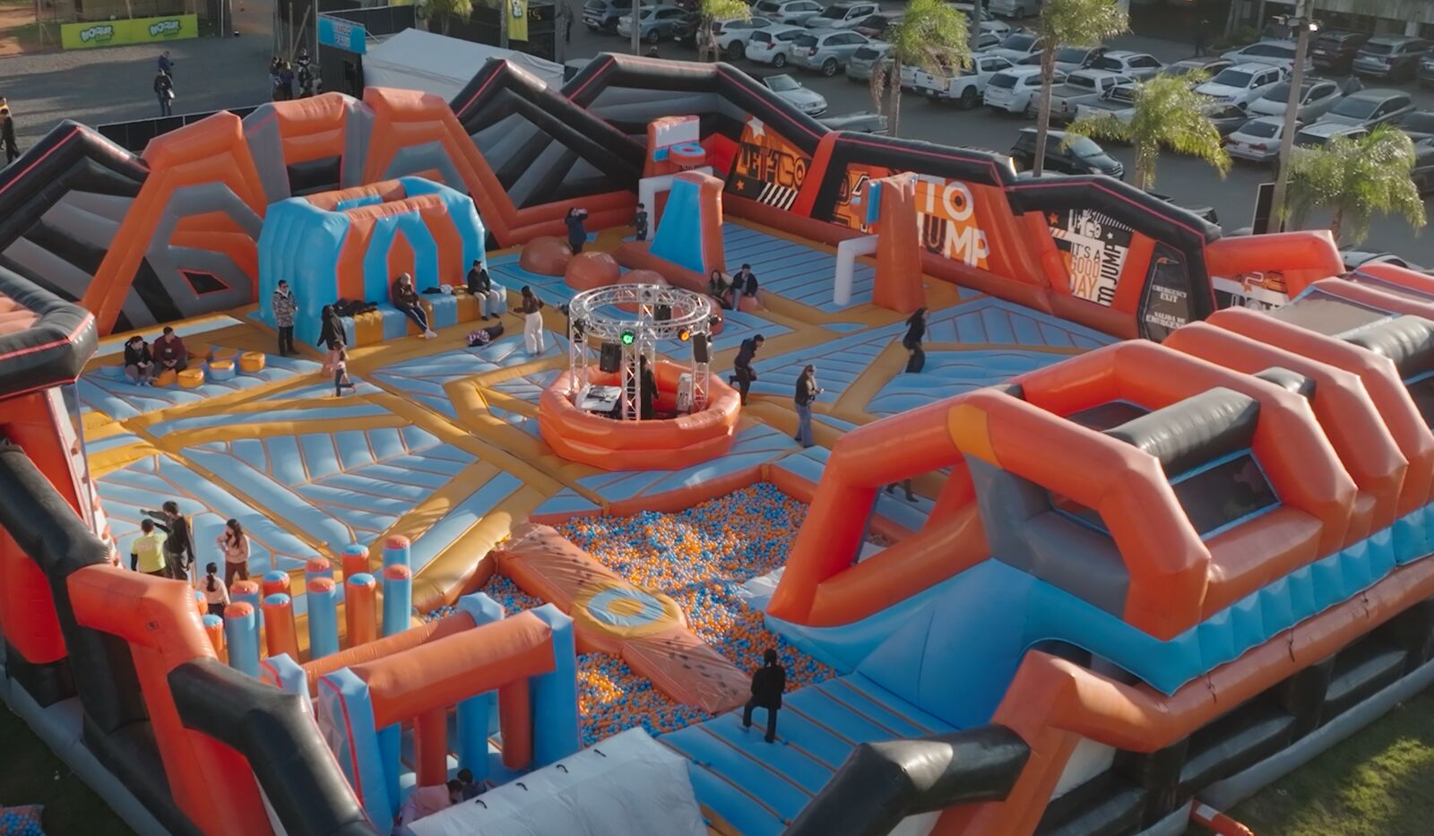 Vista aérea de Nimbo Park, el parque inflable gigante en Pinedo Shopping