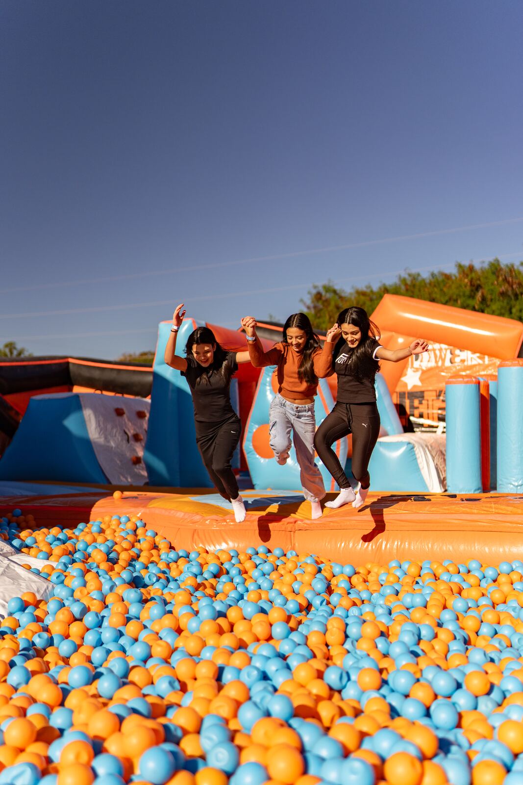 Chicas saltando al pelotero gigante de Nimbo Park